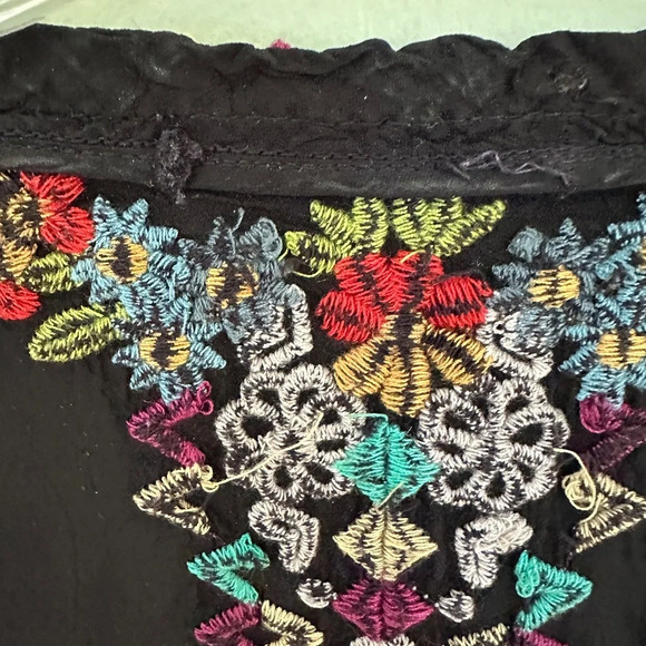 Johnny Was Woman's Black Embroidered V-Neck Long Sleeve Tunic Blouse Tag Removed - Picture 8 of 10